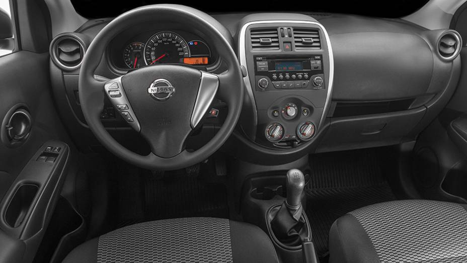 Direção elétrica e ar-condicionado são itens de série em todas as versões | <a href="https://preprod.quatrorodas.abril.com.br/noticias/fabricantes/nissan-new-versa-chega-lojas-dia-23-848082.shtml" rel="migration">Leia mais</a>