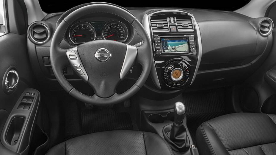 O revestimento da cabine é em couro, há navegador integrado e ar-condicionado digital automático | <a href="https://preprod.quatrorodas.abril.com.br/noticias/fabricantes/nissan-new-versa-chega-lojas-dia-23-848082.shtml" rel="migration">Leia mais</a>