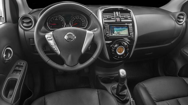 O revestimento da cabine é em couro, há navegador integrado e ar-condicionado digital automático | <a href="https://preprod.quatrorodas.abril.com.br/noticias/fabricantes/nissan-new-versa-chega-lojas-dia-23-848082.shtml" rel="migration">Leia mais</a> O revestimento da cabine é em couro, há navegador integrado e ar-condicionado digital automático | <a href="https://preprod.quatrorodas.abril.com.br/noticias/fabricantes/nissan-new-versa-chega-lojas-dia-23-848082.shtml" rel="migration">Leia mais</a>
