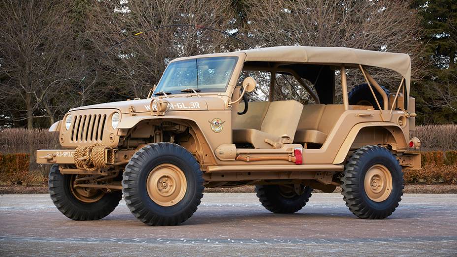 Outro que toma como base o Wrangler é o Staff Car, com perfil mais de "carro militar" | <a href="https://preprod.quatrorodas.abril.com.br/noticias/fabricantes/jeep-mostra-conceituais-evento-pascoa-849122.shtml" rel="migration">Leia mais</a>