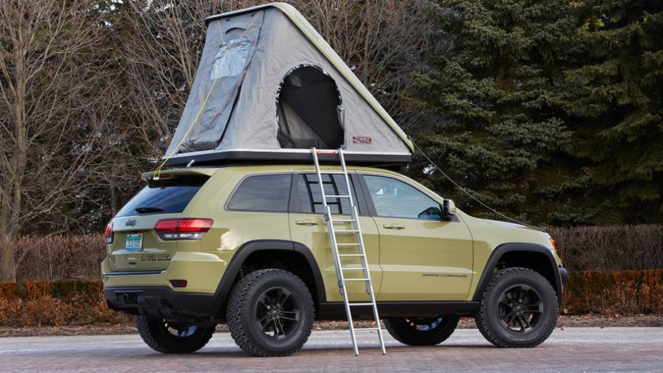 Já o Grand Cherokee Overlander suporta até uma barraca em seu teto | <a href="https://preprod.quatrorodas.abril.com.br/noticias/fabricantes/jeep-mostra-conceituais-evento-pascoa-849122.shtml" rel="migration">Leia mais</a>