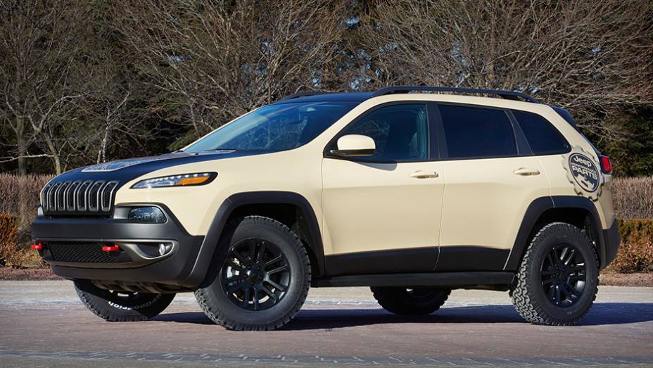 O esteticamente polêmico Cherokee chega com a versão Canyon Trail | <a href="https://preprod.quatrorodas.abril.com.br/noticias/fabricantes/jeep-mostra-conceituais-evento-pascoa-849122.shtml" rel="migration">Leia mais</a>