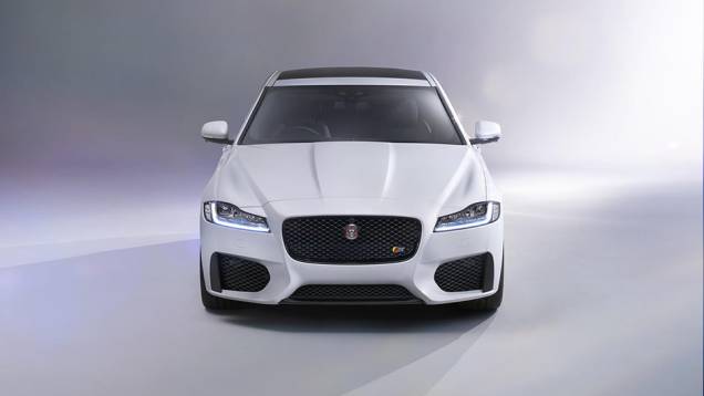 No que diz respeito à motorização, a preocupação da Jaguar é a redução da emissão de CO2. O mais "verde" é o 2.0 Ingenium a diesel, oferecendo 161 cv enquanto emite 104 gramas de CO2 por quilômetro rodado | <a href="https://preprod.quatrorodas.abril.com.br/noticias" rel="migration"></a> No que diz respeito à motorização, a preocupação da Jaguar é a redução da emissão de CO2. O mais "verde" é o 2.0 Ingenium a diesel, oferecendo 161 cv enquanto emite 104 gramas de CO2 por quilômetro rodado | <a href="https://preprod.quatrorodas.abril.com.br/noticias" rel="migration"></a>