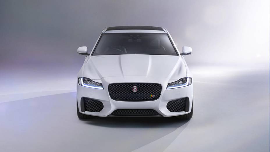 No que diz respeito &agrave; motoriza&ccedil;&atilde;o, a preocupa&ccedil;&atilde;o da Jaguar &eacute; a redu&ccedil;&atilde;o da emiss&atilde;o de CO2. O mais "verde" &eacute; o 2.0 Ingenium a diesel, oferecendo 161 cv enquanto emite 104 gramas de CO2 por quil&ocirc;metro rodado | <a href="https://preprod.quatrorodas.abril.com.br/noticias" rel="migration"></a>