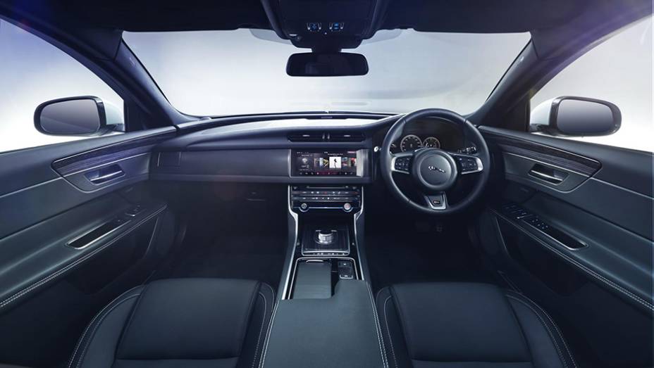 Por dentro, o destaque vai para o mais moderno sistema multim&iacute;dia dispon&iacute;vel para ve&iacute;culos da Jagar Land Rover, o InControl Touch Pro | <a href="https://preprod.quatrorodas.abril.com.br/noticias/fabricantes/jaguar-apresenta-novo-xf-850881.shtml" rel="migration">Leia mais</a>