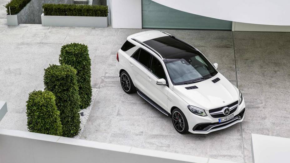 As modificações visuais chegam na grade frontal revisada, bem como nos faróis redesenhados | <a href="https://preprod.quatrorodas.abril.com.br/noticias/saloes/new-york-2015/mercedes-benz-revela-gle-2016-851477.shtml" rel="migration">Leia mais</a>