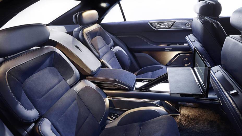 Os passageiros traseiros tamb&eacute;m t&ecirc;m acesso ao controle clim&aacute;tico | <a href="https://preprod.quatrorodas.abril.com.br/noticias/saloes/new-york-2015/lincoln-ressuscita-nome-continental-carro-conceito-851946.shtml" rel="migration">Leia mais</a>