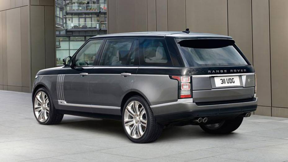 ... e as quatro ponteiras de escapamento. Aliás, são três opções de motorização | <a href="https://preprod.quatrorodas.abril.com.br/noticias/saloes/new-york-2015/range-rover-svautobiography-revelado-851965.shtml" rel="migration">Leia mais</a>