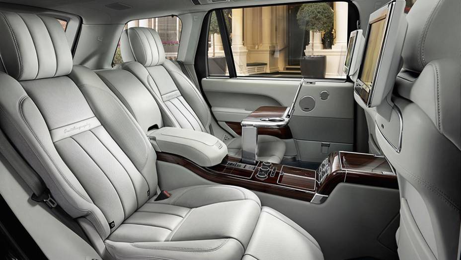 Por dentro, o fino acabamento chama aten&ccedil;&atilde;o, com direito a mesas traseiras rebat&iacute;veis e refrigeradas | <a href="https://preprod.quatrorodas.abril.com.br/noticias/saloes/new-york-2015/range-rover-svautobiography-revelado-851965.shtml" rel="migration">Leia mais</a>