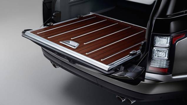A parte inferior do porta-malas pode ser removida | <a href="https://preprod.quatrorodas.abril.com.br/noticias/saloes/new-york-2015/range-rover-svautobiography-revelado-851965.shtml" rel="migration">Leia mais</a> A parte inferior do porta-malas pode ser removida | <a href="https://preprod.quatrorodas.abril.com.br/noticias/saloes/new-york-2015/range-rover-svautobiography-revelado-851965.shtml" rel="migration">Leia mais</a>