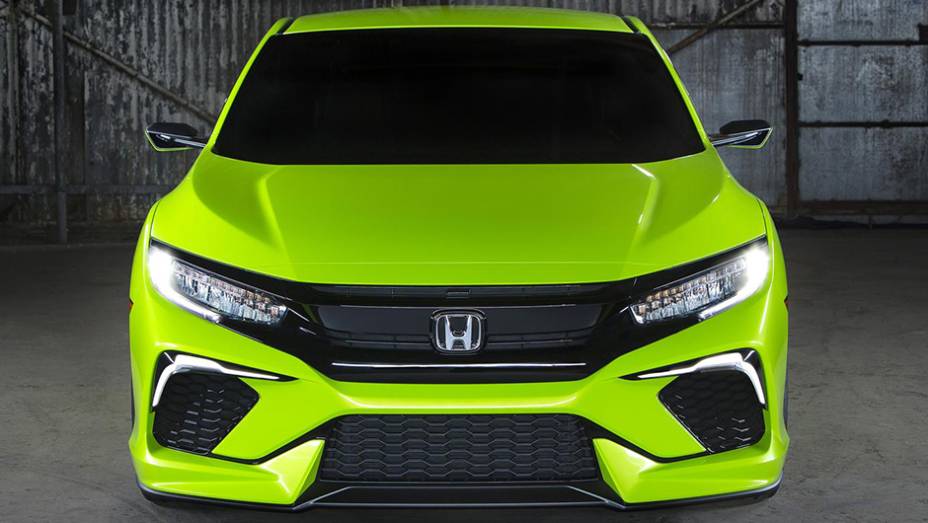 A grade frontal segue o padrão "Flying H", há faróis de LED e entradas de ar mais expressivas no para-choque | <a href="https://preprod.quatrorodas.abril.com.br/noticias/saloes/new-york-2015/honda-surpreende-mostra-civic-concept-852407.shtml" rel="migration">Leia mais</a>