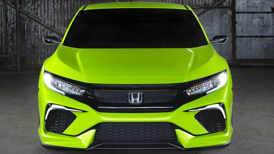 A grade frontal segue o padr&atilde;o "Flying H", h&aacute; far&oacute;is de LED e entradas de ar mais expressivas no para-choque | <a href="https://preprod.quatrorodas.abril.com.br/noticias/saloes/new-york-2015/honda-surpreende-mostra-civic-concept-852407.shtml" rel="migration">Leia mais</a>