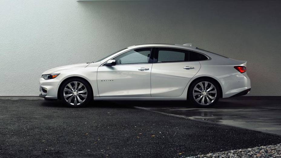 Quanto &agrave;s dimenst&otilde;es, o espa&ccedil;o entre-eixos aumentou em 9,1 cent&iacute;metros | <a href="https://preprod.quatrorodas.abril.com.br/noticias/saloes/new-york-2015/chevrolet-malibu-emagrece-136-kg-nova-geracao-852327.shtml" rel="migration">Leia mais</a>