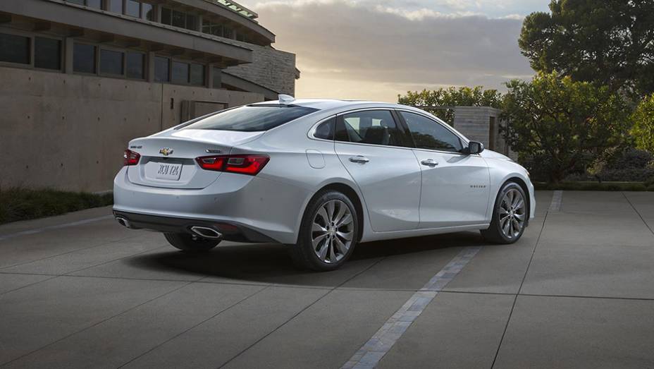 De modo geral, externamente, o Malibu est&aacute; mais refinado do que antes, com carroceria mais aerodin&acirc;mica e harm&ocirc;nica | <a href="https://preprod.quatrorodas.abril.com.br/noticias/saloes/new-york-2015/chevrolet-malibu-emagrece-136-kg-nova-geracao-852327.shtml" rel="migration">Leia mai</a>