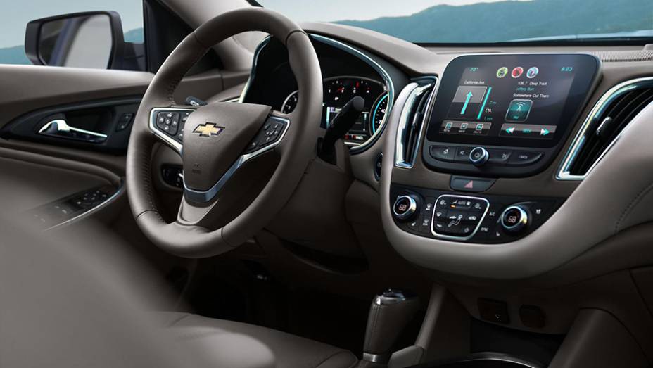 Em termos de motoriza&ccedil;&atilde;o, o modelo conta com um novo motor 1.5 Ecotec turbo, movido a gasolina, oferecendo 160 cv, e 2.0 turbo a gasolina, de 250 cv | <a href="https://preprod.quatrorodas.abril.com.br/noticias/saloes/new-york-2015/chevrolet-malibu-emagrece-136-kg-n" rel="migration"></a>