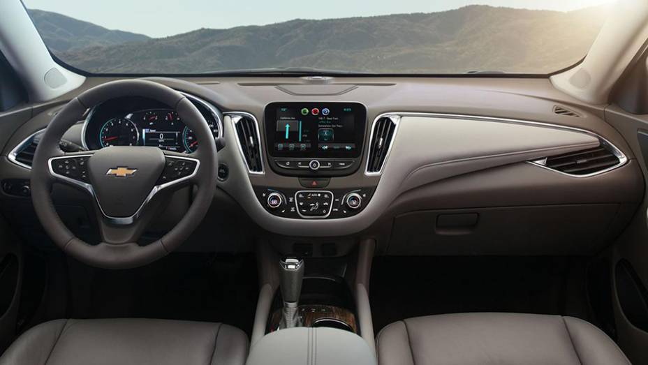 H&aacute; ainda uma vers&atilde;o h&iacute;brida, oferecendo 182 cv de modo combinado | <a href="https://preprod.quatrorodas.abril.com.br/noticias/saloes/new-york-2015/chevrolet-malibu-emagrece-136-kg-nova-geracao-852327.shtml" rel="migration">Leia mais</a>