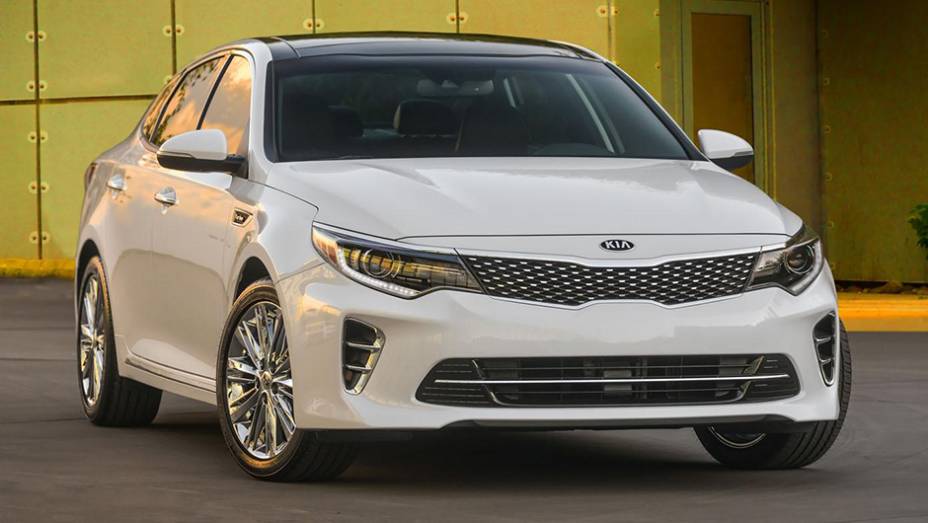 O Kia Optima foi renovado, com algumas mudanças estéticas. Um exemplo é a grade frontal | <a href="https://preprod.quatrorodas.abril.com.br/noticias/saloes/new-york-2015/kia-atualiza-visual-optima-852411.shtml" rel="migration">Leia mais</a>