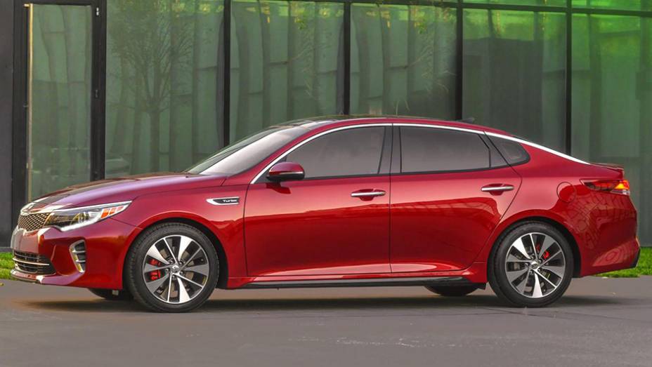Sob o cap&ocirc;, o novo Optima traz tr&ecirc;s op&ccedil;&otilde;es de motoriza&ccedil;&atilde;o, como a 1.6 turbo de quatro cilindros | <a href="https://preprod.quatrorodas.abril.com.br/noticias/saloes/new-york-2015/kia-atualiza-visual-optima-852411.shtml" rel="migration">Leia mais</a>