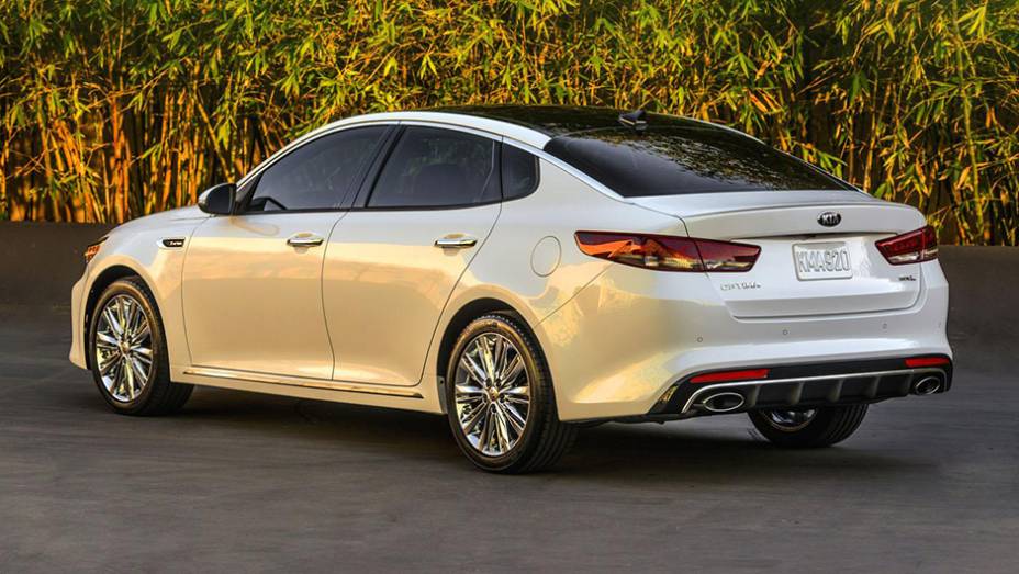 As outras s&atilde;o a 2.4 de quatro cilindros, de 185 cv e c&acirc;mbio autom&aacute;tico de seis marchas, e 2.0 turbo de quatro cilindros, despejando 247 cv | <a href="https://preprod.quatrorodas.abril.com.br/noticias/saloes/new-york-2015/kia-atualiza-visual-optima-852411.shtml" rel="migration">Leia</a>