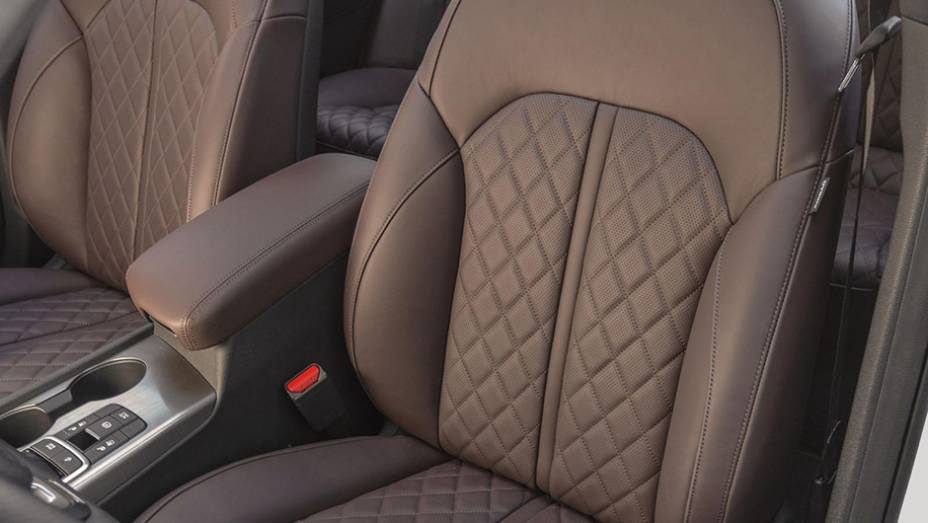 Nas versões mais gabaritadas, também surgem bancos térmicos, revestidos em couro Nappa | <a href="https://preprod.quatrorodas.abril.com.br/noticias/saloes/new-york-2015/kia-atualiza-visual-optima-852411.shtml" rel="migration">Leia mais</a> Nas versões mais gabaritadas, também surgem bancos térmicos, revestidos em couro Nappa | <a href="https://preprod.quatrorodas.abril.com.br/noticias/saloes/new-york-2015/kia-atualiza-visual-optima-852411.shtml" rel="migration">Leia mais</a>