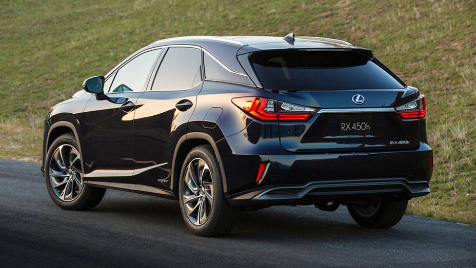 No que diz respeito à motorização, o modelo da Lexus chega com a versão 350, equipada com bloco 3.5 V6 que entrega 300 cavalos de potência | <a href="https://preprod.quatrorodas.abril.com.br/noticias/saloes/new-york-2015/lexus-revela-quarta-geracao-rx-852381.shtml" rel="migration"></a>