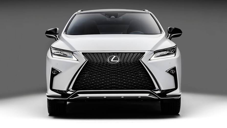 J&aacute; a vers&atilde;o 450h, mesclando o mesmo bloco a combust&atilde;o com um motor el&eacute;trico. A pot&ecirc;ncia combinada tamb&eacute;m chega a 300 cv | <a href="https://preprod.quatrorodas.abril.com.br/noticias/saloes/new-york-2015/lexus-revela-quarta-geracao-rx-852381.shtml" rel="migration">Leia mais</a>
