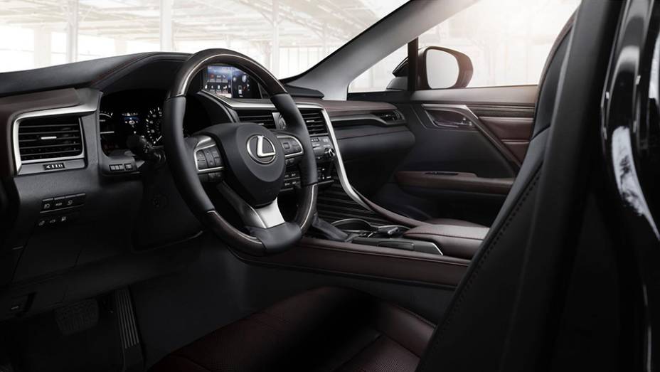 Na cabine, o SUV ganha sistema multimídia com tela sensível ao toque de 12,3 polegadas | <a href="https://preprod.quatrorodas.abril.com.br/noticias/saloes/new-york-2015/lexus-revela-quarta-geracao-rx-852381.shtml" rel="migration">Leia mais</a>