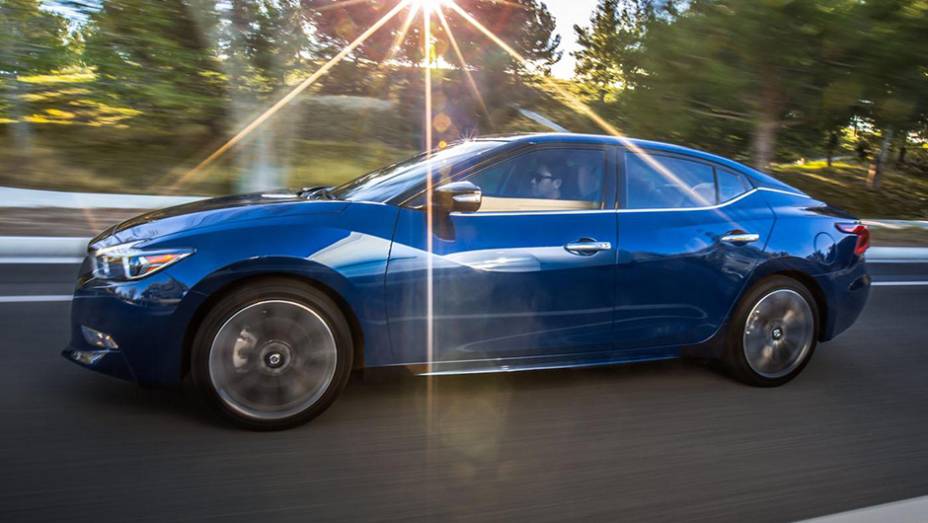 As rodas de liga-leve s&atilde;o de 18 polegadas... | <a href="https://preprod.quatrorodas.abril.com.br/noticias/saloes/new-york-2015/nissan-maxima-surge-renovado-nova-iorque-852660.shtml" rel="migration">Leia mais</a>