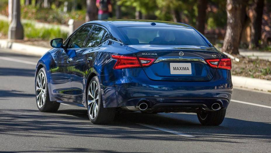 ...enquanto o sistema de exaust&atilde;o tem ponteira dupla de escape | <a href="https://preprod.quatrorodas.abril.com.br/noticias/saloes/new-york-2015/nissan-maxima-surge-renovado-nova-iorque-852660.shtml" rel="migration">Leia mais</a>
