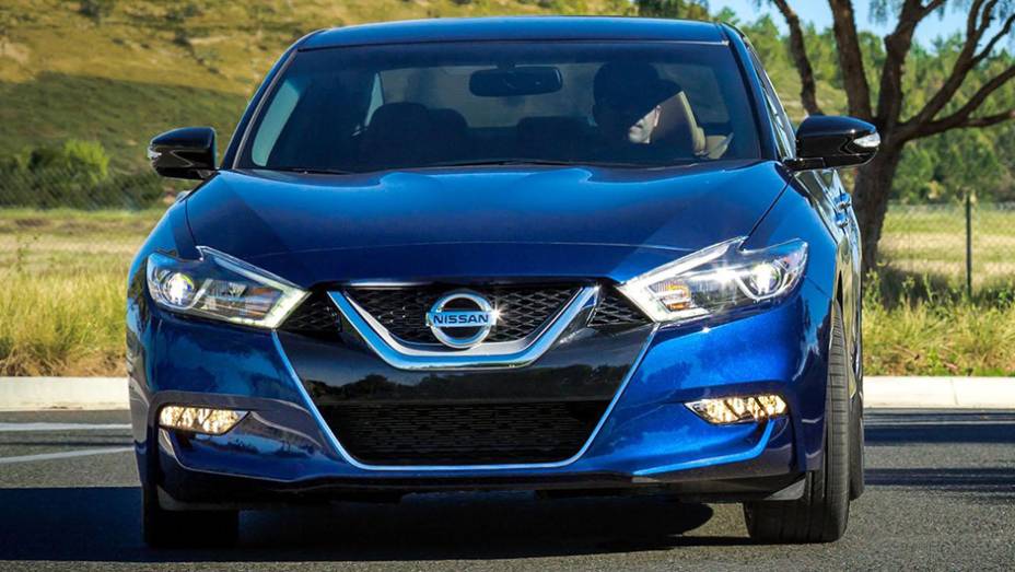 O modelo tem grade frontal em formato de "V", faróis de LED e teto "flutuante" | <a href="https://preprod.quatrorodas.abril.com.br/noticias/saloes/new-york-2015/nissan-maxima-surge-renovado-nova-iorque-852660.shtml" rel="migration">Leia mais</a>