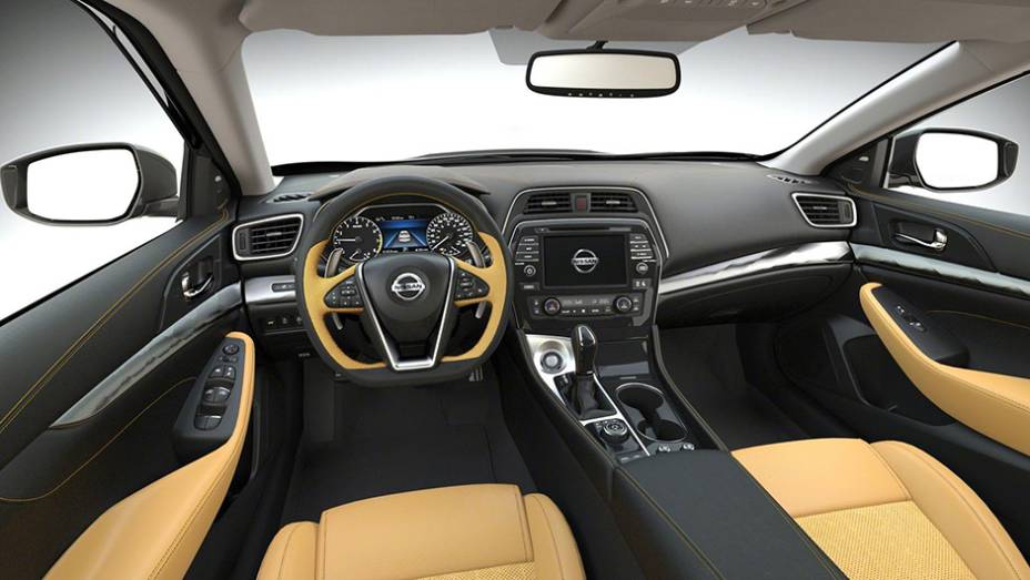 Internamente, o modelo traz volante esportivo com base achatada, revestimento em couro Alcantara e sistema multim&iacute;dia com tela de sete polegadas | <a href="https://preprod.quatrorodas.abril.com.br/noticias/saloes/new-york-2015/nissan-maxima-surge-renovado-nova-iorq" rel="migration"></a>