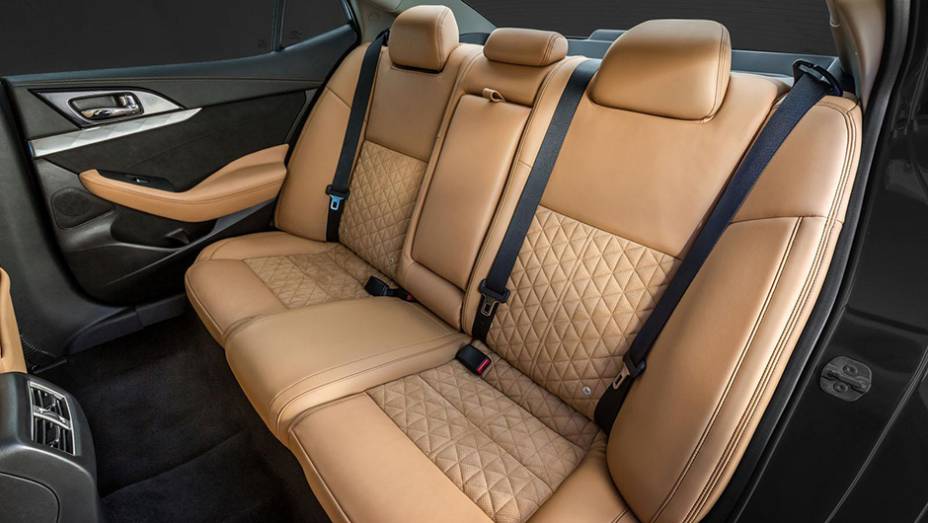 Como opcionais, surgem bancos t&eacute;rmicos e revestidos em couro Ascot, sistema de &aacute;udio Bose, cruise control, alerta de tr&aacute;fego traseiro e sistema de alerta de colis&atilde;o frontal | <a href="https://preprod.quatrorodas.abril.com.br/noticias/saloes/new-york-2015/nissan-max" rel="migration"></a>
