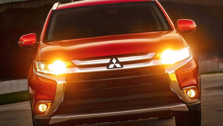 Quanto &agrave; motoriza&ccedil;&atilde;o, o Outlander, ao menos no mercado norte-americano, ter&aacute; duas op&ccedil;&otilde;es de blocos a gasolina | <a href="https://preprod.quatrorodas.abril.com.br/noticias/saloes/new-york-2015/mitsubishi-apresenta-facelift-outlander-852726.shtml" rel="migration">Leia mais</a>