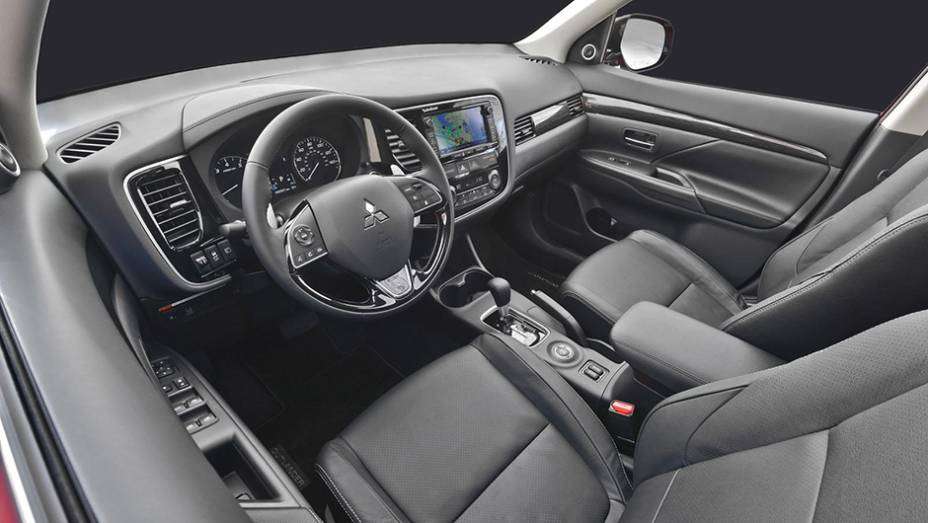 Na cabine tamb&eacute;m h&aacute; novidades, incluindo a utiliza&ccedil;&atilde;o de um material com maior capacidade de isolamento ac&uacute;stico, novo volante multifuncional... | <a href="https://preprod.quatrorodas.abril.com.br/noticias/saloes/new-york-2015/mitsubishi-apresenta-facelift-outlande" rel="migration"></a>