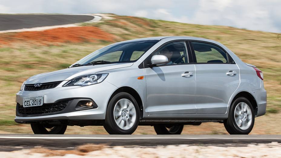 O conjunto de suspens&atilde;o e freios tamb&eacute;m foi ajustado, de modo a cair mais no gosto do brasileiro, com molas e amortecedores mais firmes | <a href="https://preprod.quatrorodas.abril.com.br/noticias/fabricantes/novo-chery-celer-chega-r-38-990-854540.shtml" rel="migration"></a>