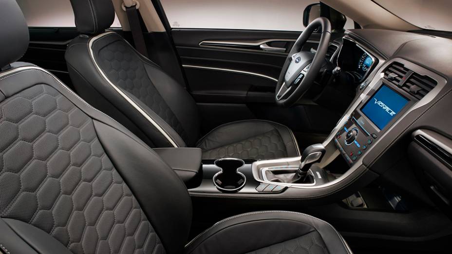 O destaque do Vignale Mondeo fica por conta do interior requintado, j&aacute; que a cabine conta com revestimento em couro em relevo | <a href="https://preprod.quatrorodas.abril.com.br/noticias/fabricantes/ford-revela-versao-producao-vignale-mondeo-856002.shtml" rel="migration"></a>