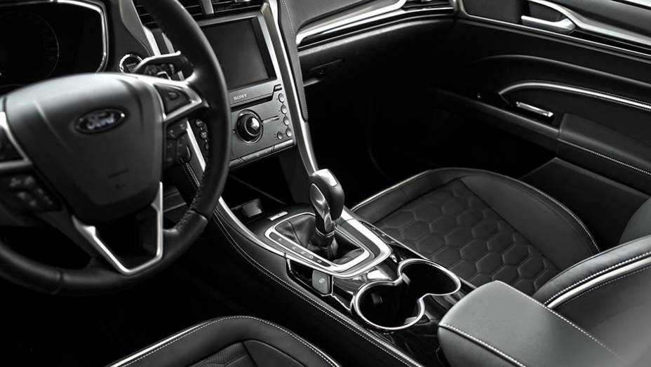 Tamb&eacute;m est&atilde;o presentes materiais agrad&aacute;veis ao toque no painel, no console central, no descanso de bra&ccedil;o e nas portas | <a href="https://preprod.quatrorodas.abril.com.br/noticias/fabricantes/ford-revela-versao-producao-vignale-mondeo-856002.shtml" rel="migration">Leia mais</a>