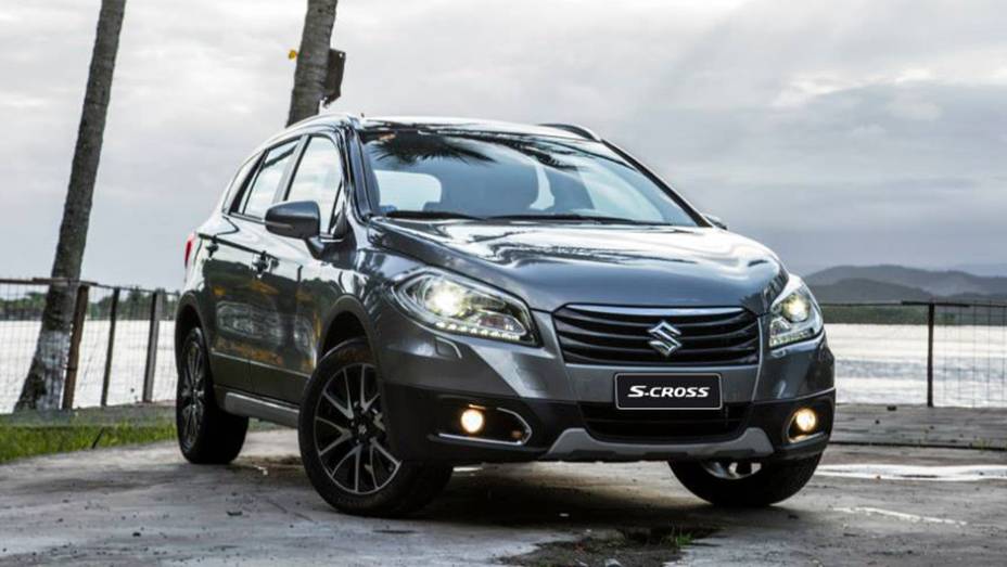 O S-Cross chega ao Brasil e substitui o SX4 na gama da Suzuki | <a href="https://preprod.quatrorodas.abril.com.br/noticias/fabricantes/suzuki-s-cross-chega-r-74-900-858040.shtml" rel="migration">Leia mais</a>