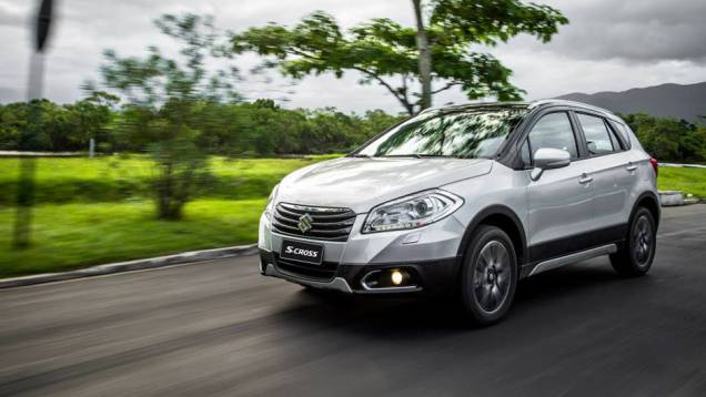 Em todas as versões, o SUV é equipado com motor 1.6 a gasolina, oferecendo 120 cv | <a href="https://preprod.quatrorodas.abril.com.br/noticias/fabricantes/suzuki-s-cross-chega-r-74-900-858040.shtml" rel="migration">Leia mais</a> Em todas as versões, o SUV é equipado com motor 1.6 a gasolina, oferecendo 120 cv | <a href="https://preprod.quatrorodas.abril.com.br/noticias/fabricantes/suzuki-s-cross-chega-r-74-900-858040.shtml" rel="migration">Leia mais</a>