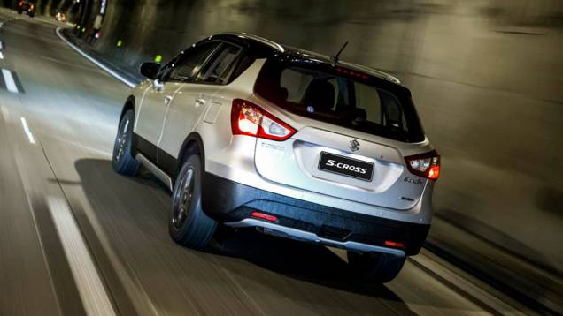 Quatro configurações estão disponíveis; nas duas principais, está presente o sistema AllGrip de tração 4x4 | <a href="https://preprod.quatrorodas.abril.com.br/noticias/fabricantes/suzuki-s-cross-chega-r-74-900-858040.shtml" rel="migration">Leia mais</a> Quatro configurações estão disponíveis; nas duas principais, está presente o sistema AllGrip de tração 4x4 | <a href="https://preprod.quatrorodas.abril.com.br/noticias/fabricantes/suzuki-s-cross-chega-r-74-900-858040.shtml" rel="migration">Leia mais</a>