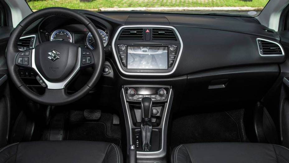 Na vers&atilde;o de topo de linha, est&aacute; presente um sistema multim&iacute;dia com tela de oito polegadas | <a href="https://preprod.quatrorodas.abril.com.br/noticias/fabricantes/suzuki-s-cross-chega-r-74-900-858040.shtml" rel="migration">Leia mais</a>