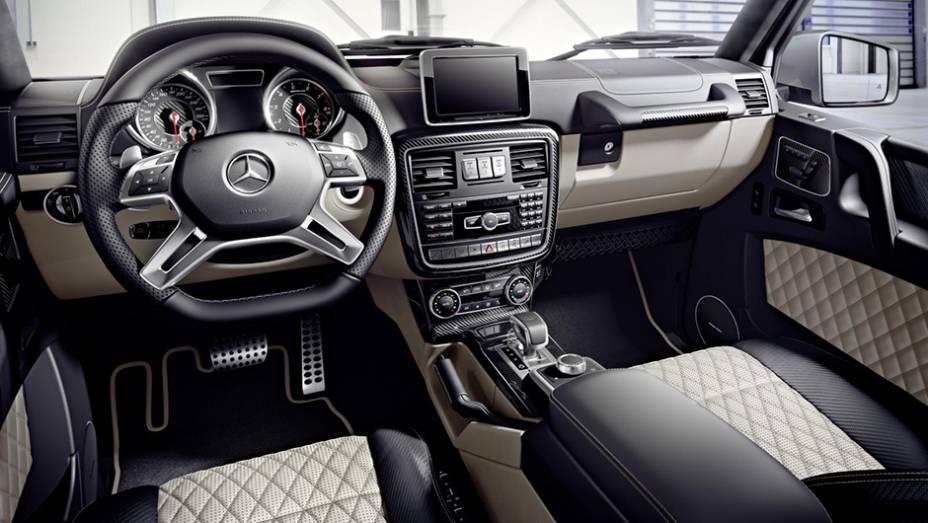 Por dentro, o acabamento é superior, com bancos revestidos em couro de dois tons e costura contrastante | <a href="https://preprod.quatrorodas.abril.com.br/noticias/fabricantes/mercedes-benz-classe-g-recebe-facelift-860921.shtml" rel="migration">Leia mais</a>