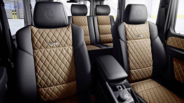 Outro detalhe do revestimento dos bancos é o visual que remete aos diamantes, que se estende às laterais das portas | <a href="https://preprod.quatrorodas.abril.com.br/noticias/fabricantes/mercedes-benz-classe-g-recebe-facelift-860921.shtml" rel="migration">Leia mais</a> Outro detalhe do revestimento dos bancos é o visual que remete aos diamantes, que se estende às laterais das portas | <a href="https://preprod.quatrorodas.abril.com.br/noticias/fabricantes/mercedes-benz-classe-g-recebe-facelift-860921.shtml" rel="migration">Leia mais</a>