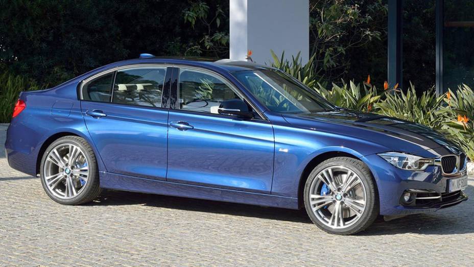 Tamb&eacute;m est&atilde;o dispon&iacute;veis rodas de liga-leve com novos desenhos | <a href="https://preprod.quatrorodas.abril.com.br/noticias/fabricantes/bmw-promove-sutil-reestilizacao-serie-3-862220.shtml" rel="migration">Leia mais</a>