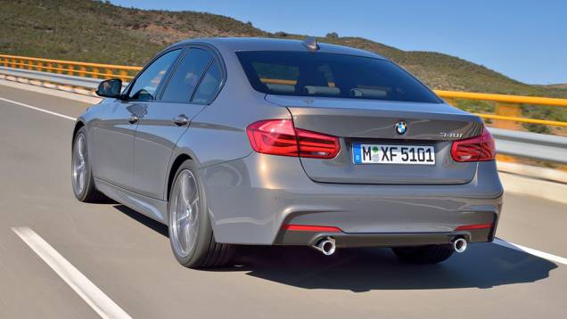 Na traseira, por padrão, as lanternas são de LED | <a href="https://preprod.quatrorodas.abril.com.br/noticias/fabricantes/bmw-promove-sutil-reestilizacao-serie-3-862220.shtml" rel="migration">Leia mais</a> Na traseira, por padrão, as lanternas são de LED | <a href="https://preprod.quatrorodas.abril.com.br/noticias/fabricantes/bmw-promove-sutil-reestilizacao-serie-3-862220.shtml" rel="migration">Leia mais</a>