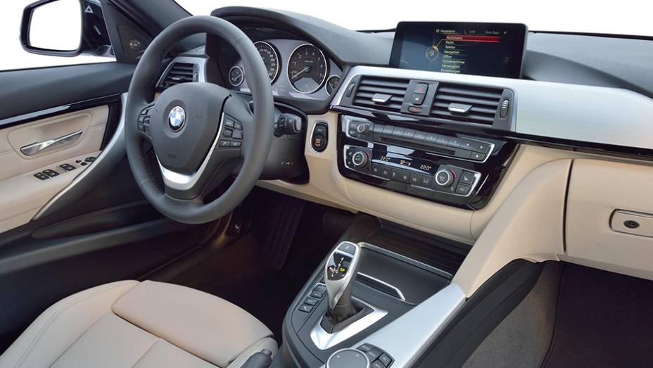 Por dentro, h&aacute; mais detalhes cromados (sa&iacute;das de ar e console central) | <a href="https://preprod.quatrorodas.abril.com.br/noticias/fabricantes/bmw-promove-sutil-reestilizacao-serie-3-862220.shtml" rel="migration">Leia mais</a>