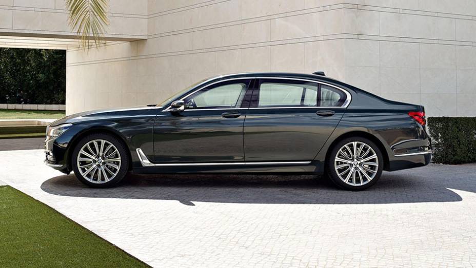 Entre as novidades, mais op&ccedil;&otilde;es de rodas de liga-leve, de 17 a 21 polegadas | <a href="https://preprod.quatrorodas.abril.com.br/noticias/fabricantes/bmw-mantem-alto-padrao-novo-serie-7-874860.shtml" rel="migration">Leia mais</a>