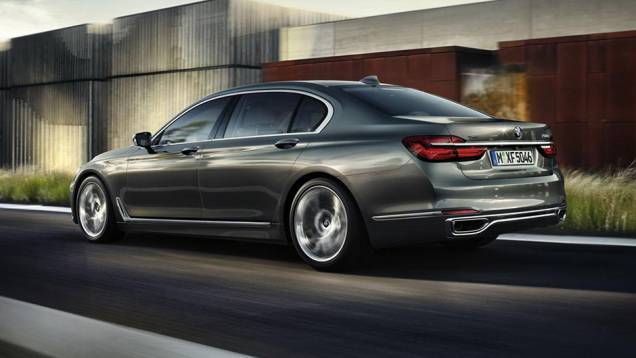 As lanternas do modelo seguem o formato de "L" | <a href="https://preprod.quatrorodas.abril.com.br/noticias/fabricantes/bmw-mantem-alto-padrao-novo-serie-7-874860.shtml" rel="migration">Leia mais</a> As lanternas do modelo seguem o formato de "L" | <a href="https://preprod.quatrorodas.abril.com.br/noticias/fabricantes/bmw-mantem-alto-padrao-novo-serie-7-874860.shtml" rel="migration">Leia mais</a>