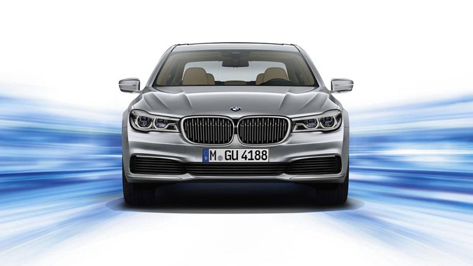 Na frente, os far&oacute;is de LED v&ecirc;m de s&eacute;rie; como opcional, est&aacute; dispon&iacute;vel a tecnologia a laser | <a href="https://preprod.quatrorodas.abril.com.br/noticias/fabricantes/bmw-mantem-alto-padrao-novo-serie-7-874860.shtml" rel="migration">Leia mais</a>