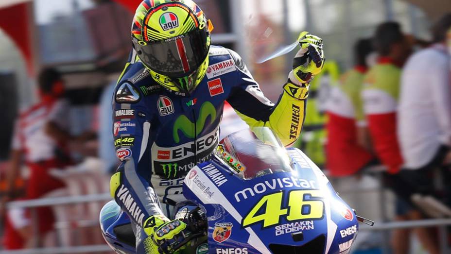 Seu companheiro, o italiano Valentino Rossi, ficou com a segunda colocação | <a href="https://preprod.quatrorodas.abril.com.br/moto/galerias/competicoes/motogp-2015-catalunha-876720.shtml" rel="migration">Leia mais</a>